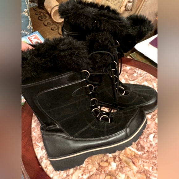 NWOT Waterproof Leather with Faux Fur Collar Black Boots Size 8  Only tried on!! - Picture 3 of 9